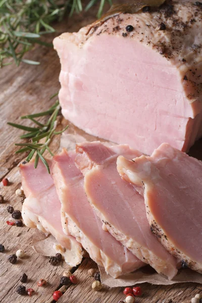 Baharat ve biberiye ile pişmiş domuz parçası — Stok fotoğraf