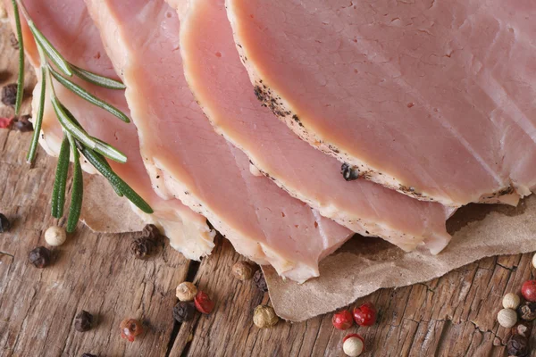 Gesneden gekookte varkensvlees macro op een oude tabel. horizontale bovenaanzicht — Stockfoto
