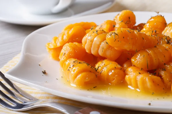 Deliciosos ñoquis de calabaza con mantequilla y especias. Horizontal — Foto de Stock