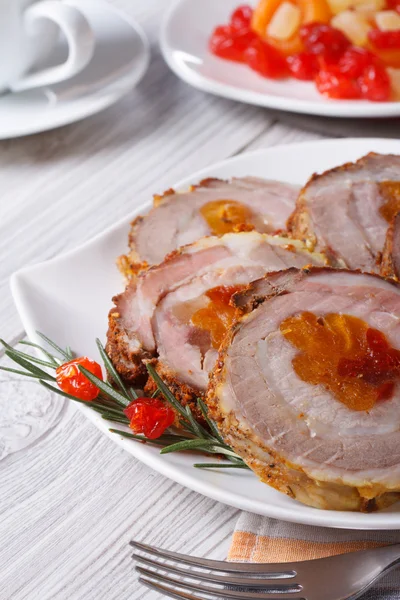 Рождественская еда: свиной рулет с абрикосом и вишней — стоковое фото