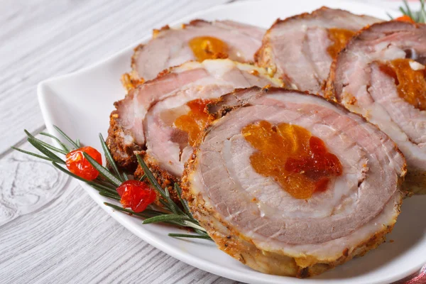 Rotolo di carne con albicocche secche e ciliegie primo piano — Foto Stock