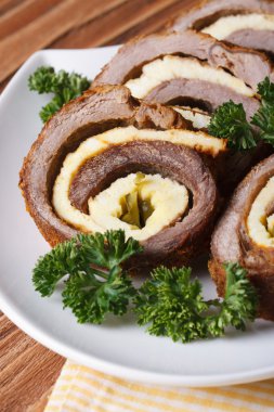 Beyaz tabakta Yumurta ve salatalık closeup ile et rulo