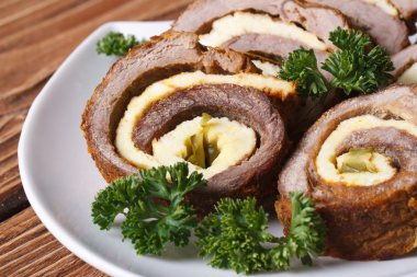 Et yumurta ve salatalık closeup ile yatay rulo.