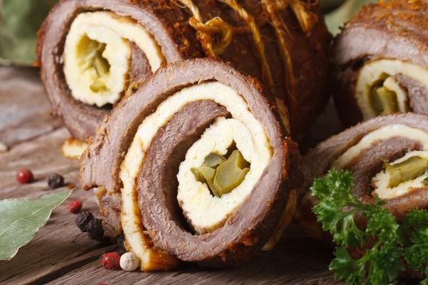 Rolo de carne com omelete closeup em uma mesa de madeira — Fotografia de Stock