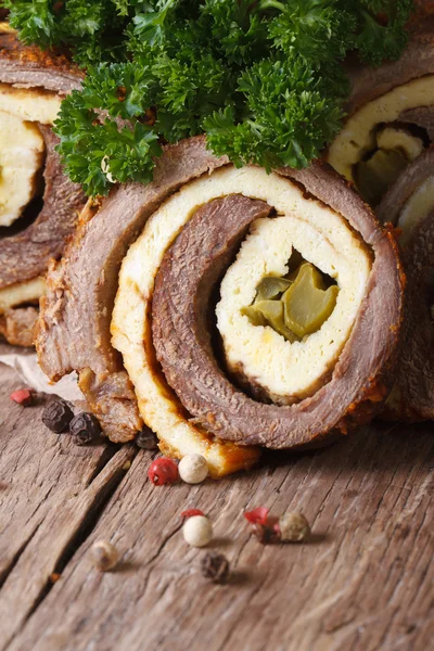 Tortilla de carne y pepino rellenos roulade. Vertical — Foto de Stock