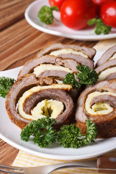 Appetizing Roll carne de vită aproape pe o farfurie. verticală — Fotografie, imagine de stoc