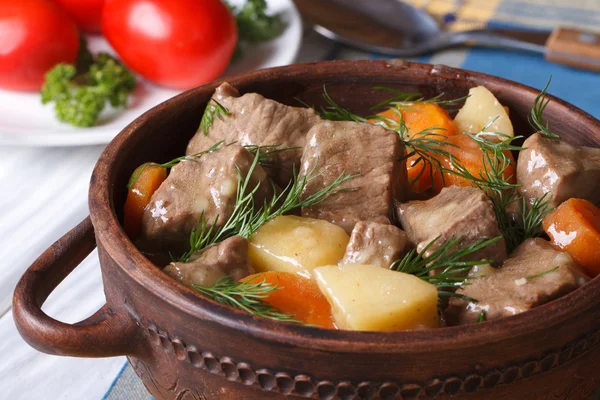 Estofado de ternera con verduras en una olla horizontal . — Foto de Stock