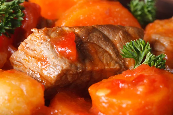 Guisado de carne de vaca com verduras em uma macro de tomate — Fotografia de Stock