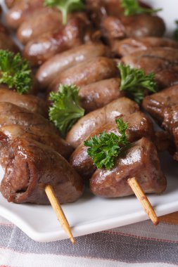 Izgara tavuk şiş makro, dikey üstten görünüm Kalpler 