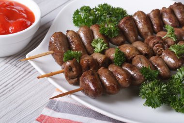 Maydanoz closeup ile şiş üzerinde ızgara tavuk Kalpler