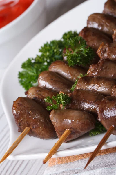 Cuori di pollo spiaggiati e alla griglia, verticale da vicino — Foto Stock