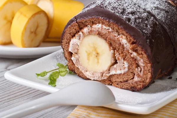 Вкусный шоколадный рулет со сливками и бананом крупным планом . — стоковое фото