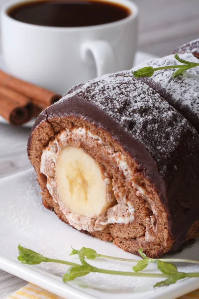 Delicioso pastel de chocolate con plátano primer plano vertical —  Fotos de Stock