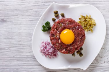 Sığır eti çiğ yumurta ile masaya kapatın. Üstten Görünüm