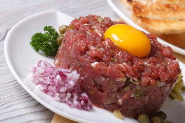 çiğ et yumurta, soğan ve Kapari closeup ile