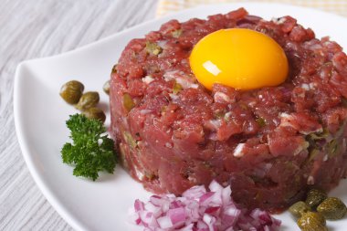 lezzetli tartare closeup beyaz tabakta. Yatay