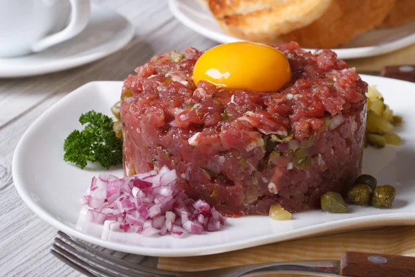 Beef Tatar z jajkiem i warzywami zbliżenie. Poziome — Zdjęcie stockowe