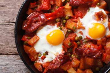 Chorizo tavada kızarmış yumurta kapatın. Yatay Üstten Görünüm