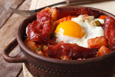Chorizo ve pota sebze pişmiş yumurta. Yatay