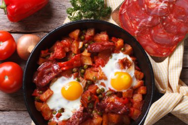 Chorizo ve sebze ile pişmiş yumurta