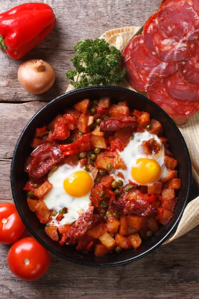 Gebackene Eier mit Chorizo und Gemüse von oben — Stockfoto