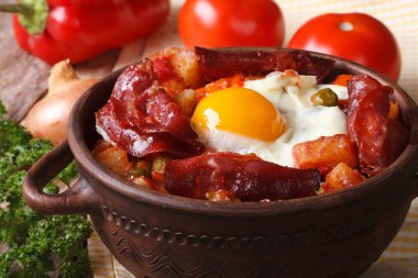Chorizo ve pota sebze pişmiş yumurta. Yatay