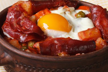 chorizo ve bir tencerede patates pişmiş yumurta. Makro 