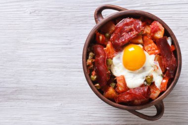 chorizo, patates ve domates bir tencerede yumurta. Üstten Görünüm