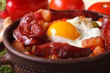 chorizo ve İspanyol tarifi sebze ile pişmiş yumurta