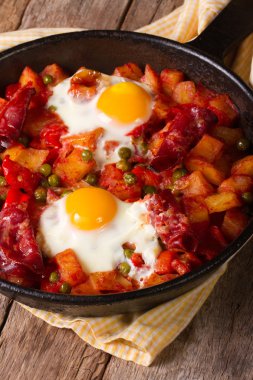 Chorizo ve sebzeler tavada kızarmış yumurta. Dikey