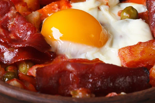 Uova al forno con chorizo, patate e pomodori, macro — Foto Stock