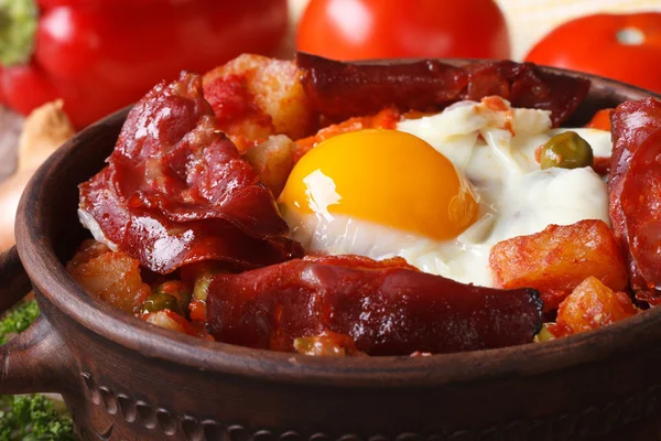 Gebakken eieren met chorizo en groenten op het Spaanse recept — Stockfoto