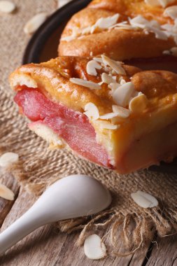 Armut pasta dikey bir tabakta bademli