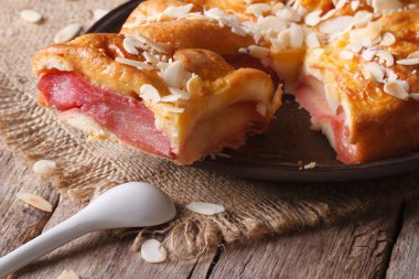 Armut pasta bir plaka üzerinde badem ile yakın çekim