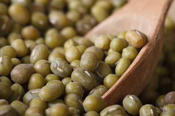 Rauwe groene mung bean in houten lepel macro — Stockfoto