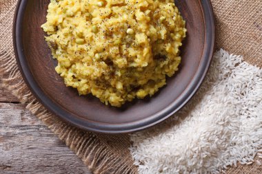 Khichdi yakın malzemelerle bir plaka üzerinde çekim. Üstten Görünüm