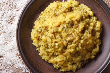 Pirinç ve plaka yakın çekim üzerinde mung fasulye ile Khichdi. Üstten Görünüm