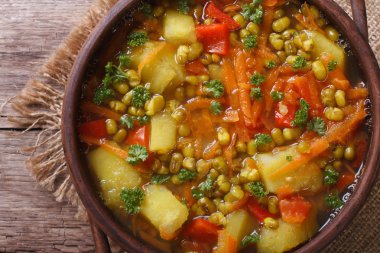 Mungbeen yakın çekim ile lezzetli sebze çorbası