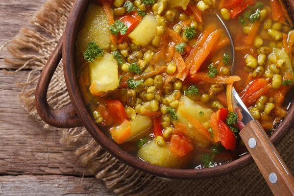 Zuppa asiatica con mungbeen sul piatto macro. vista dall'alto — Foto Stock