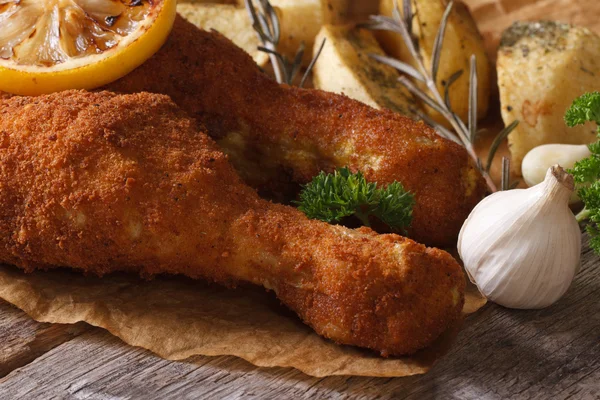 Fried chicken leg dipped in batter with potatoes and lemon — Stock Photo, Image