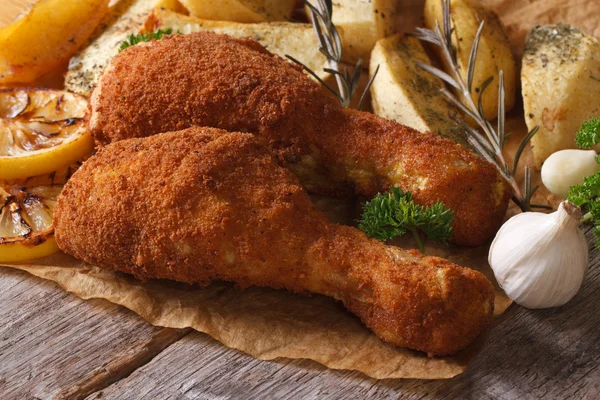 Perna de frango frito na massa com batatas — Fotografia de Stock