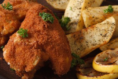 tavuk kanadı meyilli makro patates ve limon ile daldırma