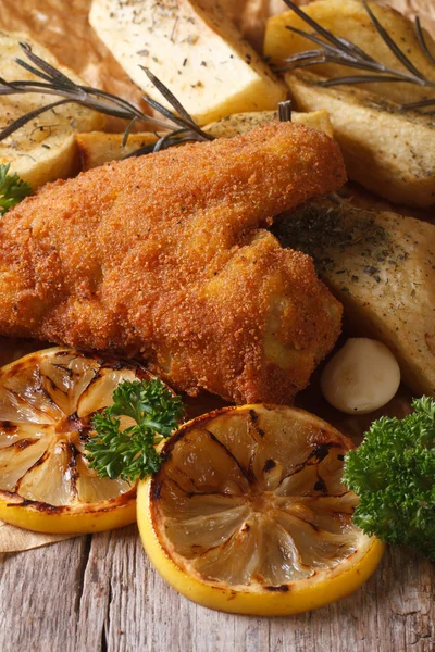 Fried chicken wings in batter with vegetables  vertical — Stock Photo, Image