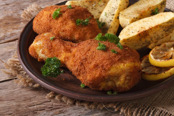 Patas de pollo sumergidas en masa, con una guarnición en un plato — Foto de Stock