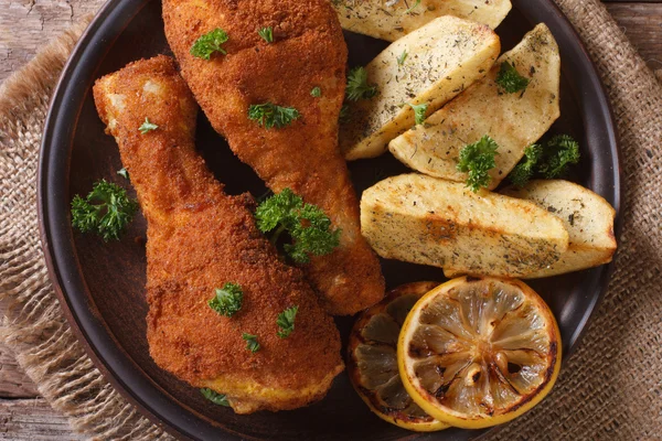 Cosce di pollo fritte immerse nella pastella, con vista dall'alto guarnire — Foto Stock