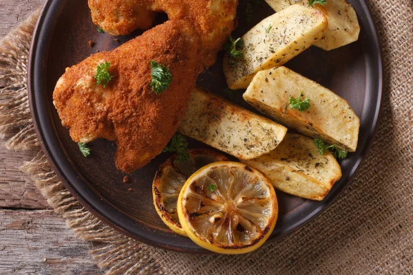 Chicken wings in batter closeup with garnish, top view horizonta — Stock Photo, Image