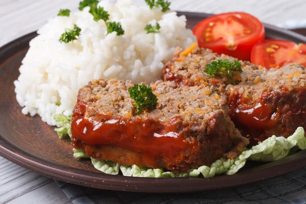 Carne cu orez și roșii pe o farfurie de aproape — Fotografie, imagine de stoc