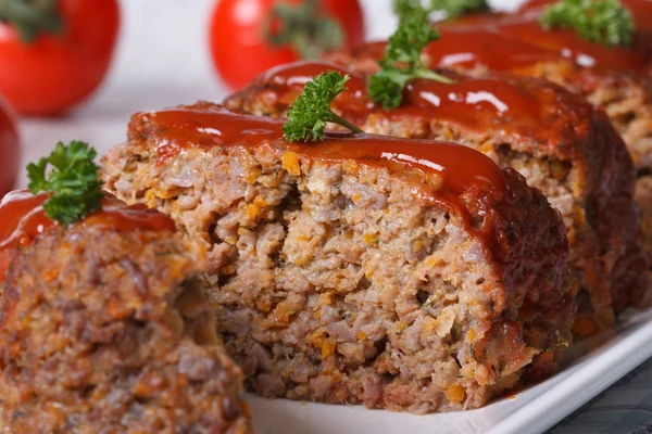 Pastel de carne con salsa de tomate sobre un fondo de tomates maduros —  Fotos de Stock