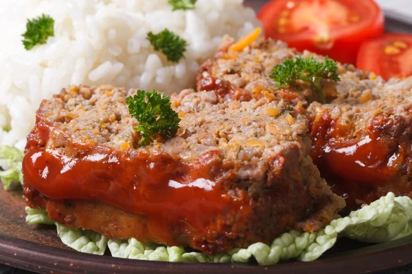 Мясной рулет с рисом и овощами на тарелке — стоковое фото