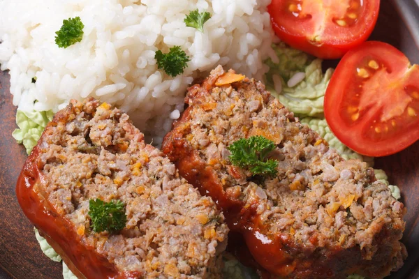 Pâine de carne cu orez și legume vedere orizontală macro — Fotografie, imagine de stoc